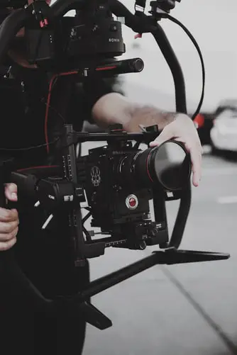 camera man holding dslr with rigs