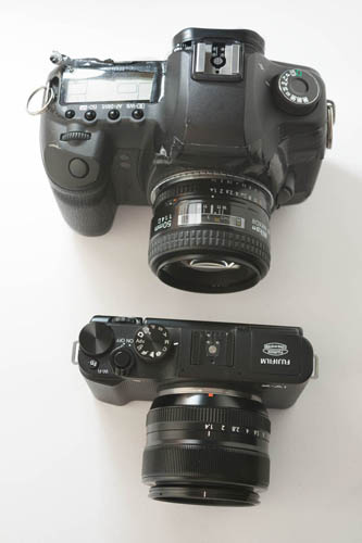 top view of mirrorless camera and DSLR camera