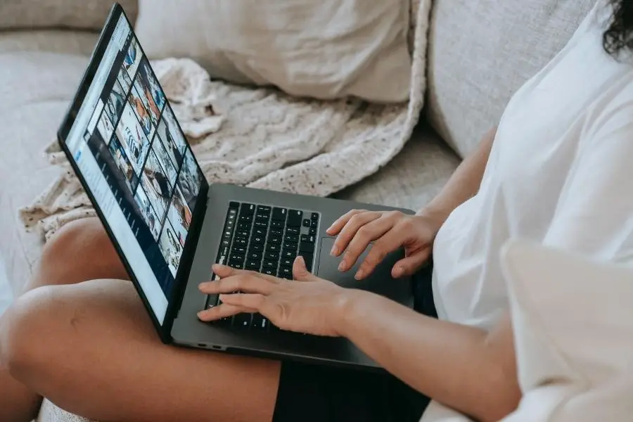 An image a woman using laptop
