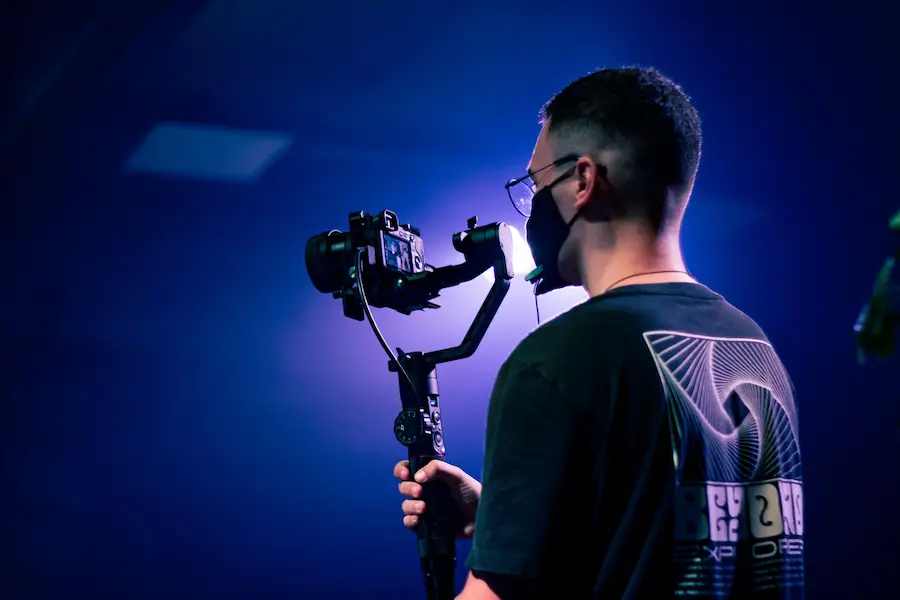 Man holding a DSLR camera in gimbal